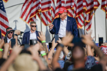 Ứng cử viên tổng thống của Đảng Cộng Hòa và là cựu Tổng thống Donald Trump đến tham dự một cuộc vận động tranh cử tại Butler Farm Show Inc. ở Butler, Pennsylvania, hôm 13/07/2024. (Ảnh: Jeff Swensen/Getty Images)