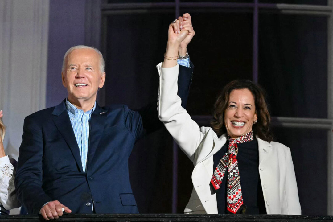 Tổng thống Joe Biden và Phó Tổng thống Kamala Harris khi đến xem màn bắn pháo bông Ngày Độc lập từ Ban công Truman của Tòa Bạch Ốc hôm 04/07/2024. Hôm 21/07, Tổng thống Biden tuyên bố ông không còn theo đuổi việc tái tranh cử và tiến cử bà Harris. (Ảnh: Mandal Ngân/AFP qua Getty Images)