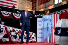 Tổng thống Joe Biden và Phó Tổng thống Kamala Harris lên sân khấu trong một cuộc vận động tranh cử tại Đại học Girard ở Philadelphia, Pennsylvania, hôm 29/05/2024. (Ảnh: Andrew Harnik/Getty Images)
