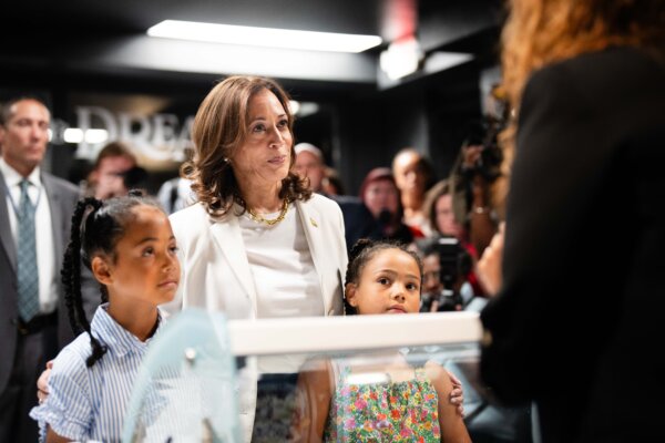 Phó tổng thống Kamala Harris đặt mua kem của bà Tyra Banks cùng các cháu gái của mình tại lễ khai trương cửa hàng kem tạm thời mới Smize & Dream của bà Banks, hôm 19/07/2024. (Ảnh: Erin Schaff - Pool/Getty Images)