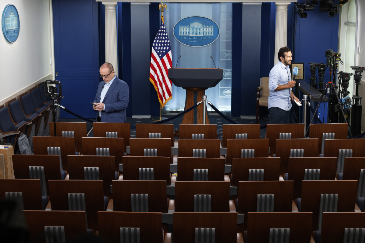 Các phóng viên sử dụng Phòng Họp báo của Tòa Bạch Ốc để làm các bản tin về quyết định không tái tranh cử của Tổng thống Hoa Kỳ Joe Biden, hôm 21/07/2024. (Ảnh: Chip Somodevilla/Getty Images)