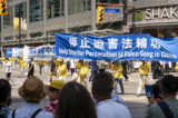Các học viên Pháp Luân Công tham gia cuộc diễn hành ở trung tâm thành phố Toronto hôm 20/07/2024, đánh dấu 25 năm cuộc bức hại của chính quyền Trung Quốc nhắm vào môn tu luyện này. (Ảnh: Evan Ning/The Epoch Times)