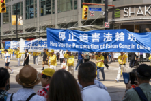 Các học viên Pháp Luân Công tham gia cuộc diễn hành ở trung tâm thành phố Toronto hôm 20/07/2024, đánh dấu 25 năm cuộc bức hại của chính quyền Trung Quốc nhắm vào môn tu luyện này. (Ảnh: Evan Ning/The Epoch Times)
