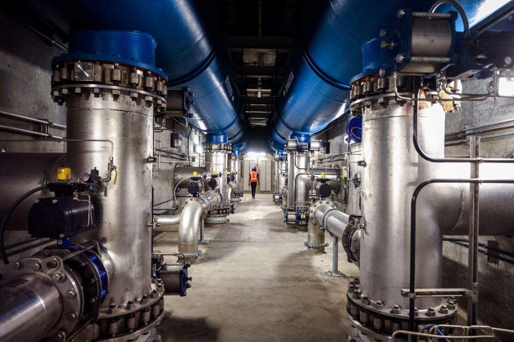Nước thải trải qua quy trình xử lý vi lọc tại Hệ thống Bổ sung Nước ngầm, nhà máy tái chế nước thải lớn nhất thế giới, tại Thủy khu Quận Cam ở Fountain Valley, California, vào ngày 20/07/2022. (Ảnh: Mario Tama/Getty Images)