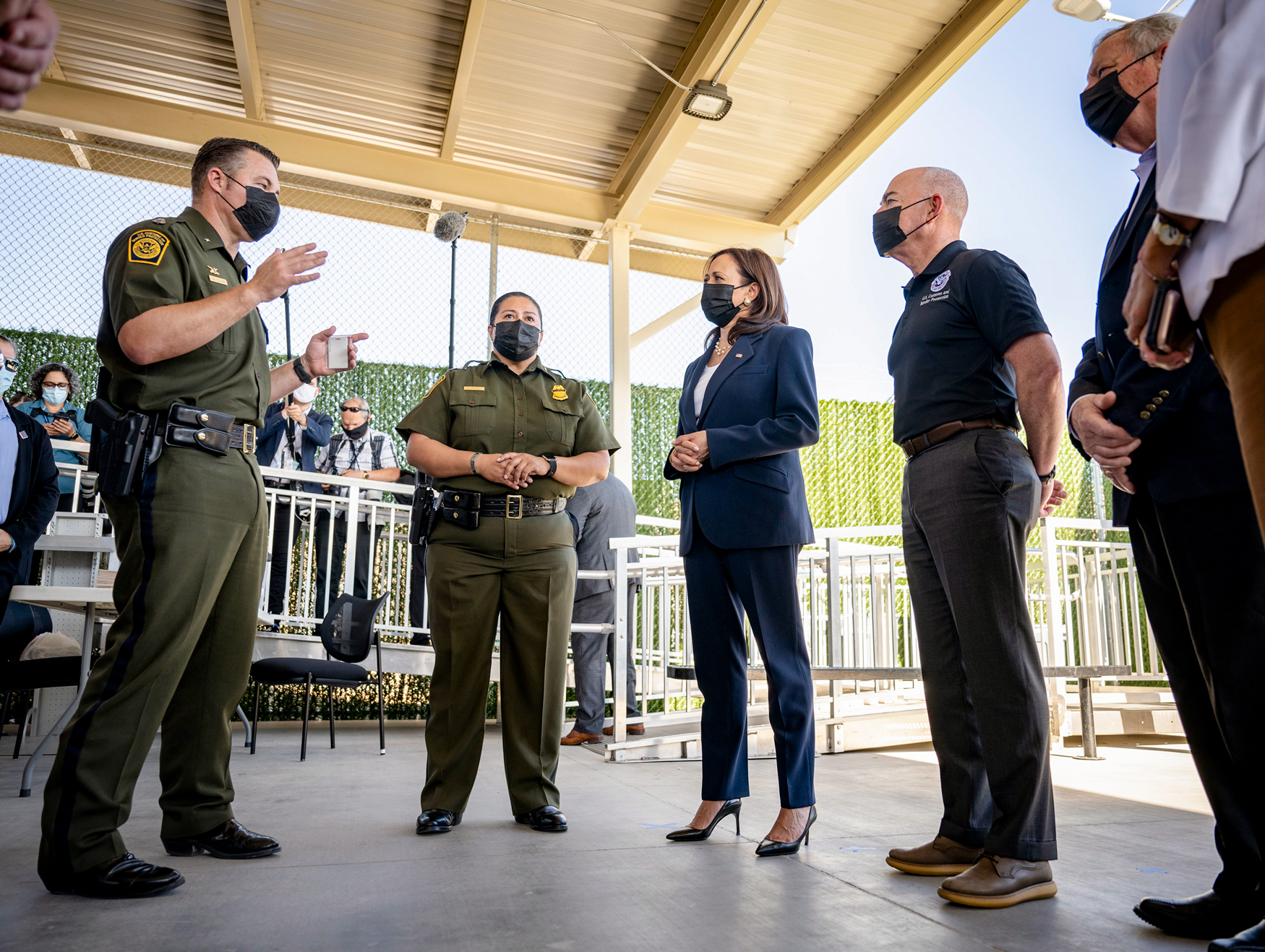 Phó Tổng thống Kamala Harris và các quan chức chính phủ khác đến thăm Trung tâm Giải quyết thủ tục thuộc Cục Quan thuế và Bảo vệ Biên giới Hoa Kỳ ở El Paso, Texas, vào ngày 25/06/2021.