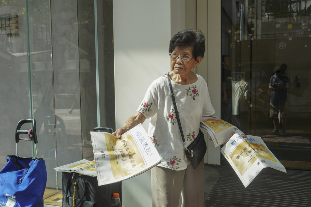 Suốt 25 năm, một học viên Pháp Luân Công 95 tuổi không ngừng giúp mọi người nâng cao nhận thức về cuộc bức hại ở Trung Quốc