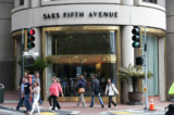 Khách bộ hành đi ngang qua một cửa hàng Saks Fifth Avenue ở San Francisco ngày 29/07/2013. (Ảnh: Justin Sullivan/Getty Images)