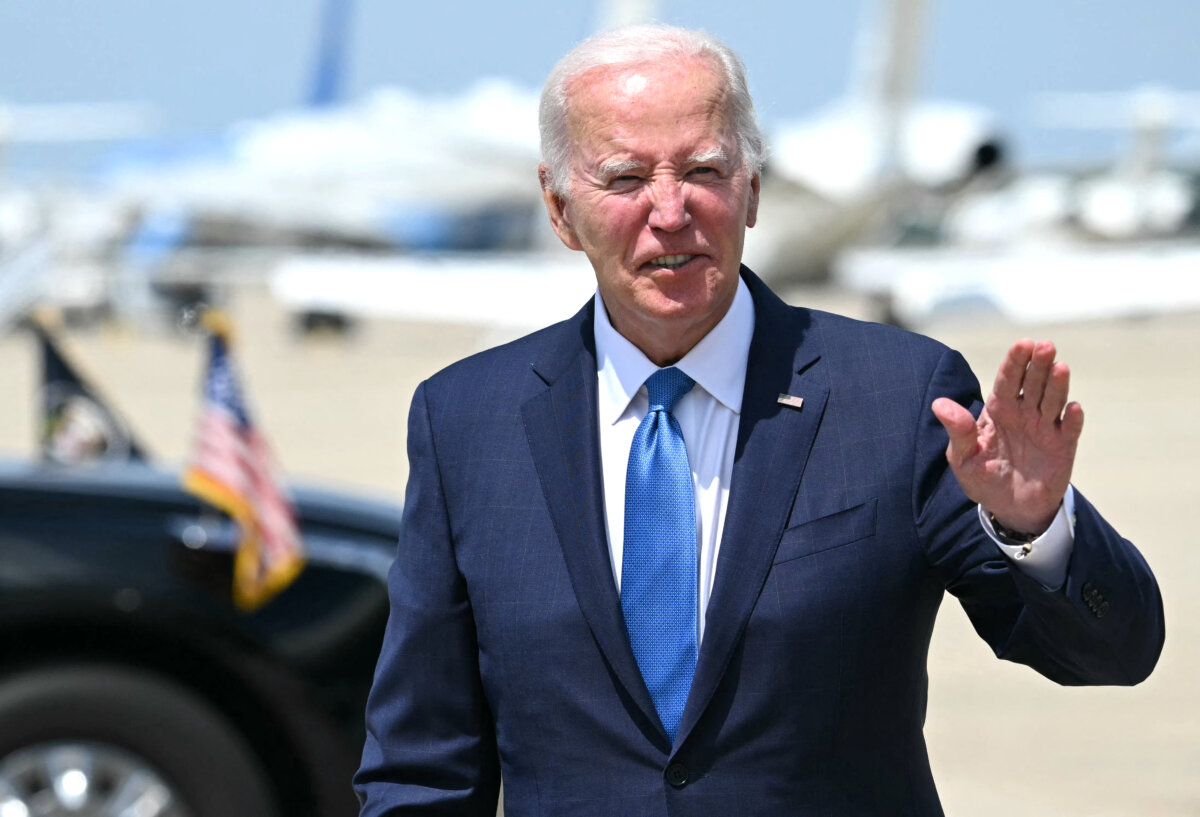 Tổng thống Joe Biden nói với các phóng viên khi ông đến Căn cứ Liên hợp Andrews ở Maryland, hôm 23/07/2024. (Ảnh: Saul Loeb/AFP qua Getty Images)
