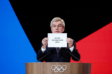 Chủ tịch Ủy ban Olympic Quốc tế (IOC) Thomas Bach cho xem dòng chữ “Alpes Francaises 2030” để thông báo rằng dãy Alps thuộc Pháp giành chiến thắng đăng cai Thế vận hội Mùa Đông 2030 trong một cuộc họp của Phiên họp của Ủy ban Olympic Quốc tế trước Thế vận hội Paris 2024 tại Paris hôm 24/07/2024. (Ảnh: Benoit Tessier/Reuters)