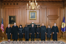 (Từ trái qua phải) Các Thẩm phán Tối cao Pháp viện Amy Coney Barrett, Neil M. Gorsuch, Sonia Sotomayor, và Clarence Thomas, Chánh án John G. Roberts, Jr., và các Thẩm phán Ketanji Brown Jackson, Samuel A. Alito, Jr., Elena Kagan, và Brett M. Kavanaugh ở Hoa Thịnh Đốn vào ngày 30/09/2022. (Ảnh: Bộ sưu tập của Tối cao Pháp viện Hoa Kỳ qua Getty Images)