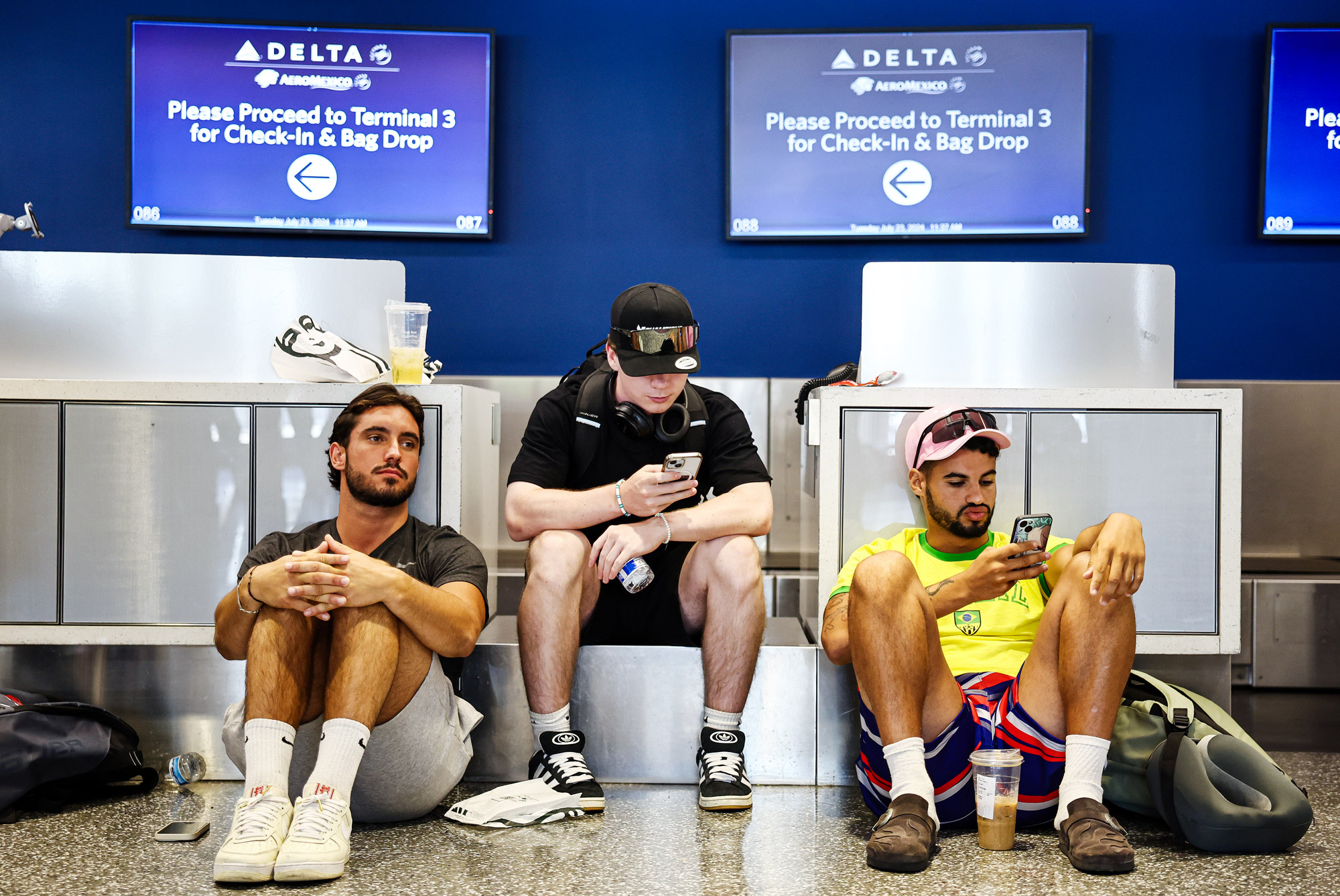 Hành khách chờ lên chuyến bay bị trì hoãn, phát sinh từ vụ ngừng hoạt động do CrowdStrike, tại quầy làm thủ tục tại Phi trường Quốc tế Los Angeles, hôm 23/07/2024. (Ảnh: Mario Tama/Getty Images)