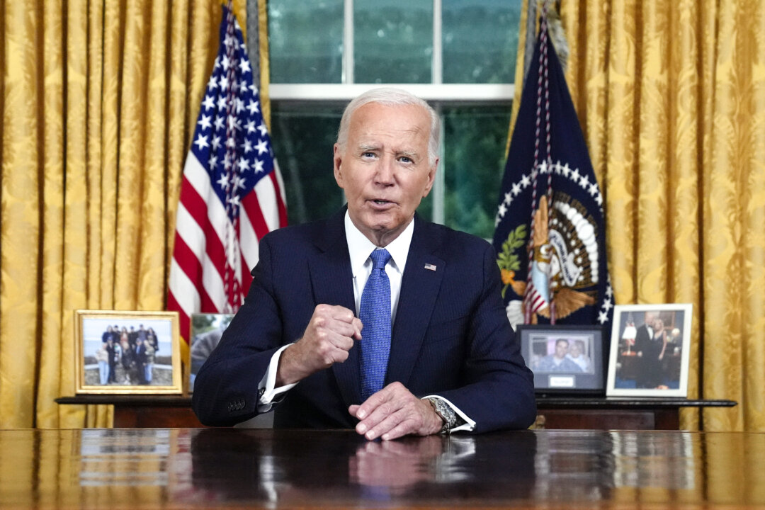 Tổng thống Joe Biden có bài diễn văn trước toàn quốc về quyết định không tái tranh cử, tại Oval Office ở Tòa Bạch Ốc, hôm 24/07/2024. (Ảnh: Evan Vucci/Pool/AFP qua Getty Images)