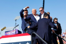 Ứng cử viên tổng thống Đảng Cộng Hòa cựu Tổng thống Donald Trump được đưa vội ra khỏi sân khấu sau một nỗ lực ám sát trong một cuộc vận động tranh cử ở Butler, Pennsylvania, hôm 13/07/2024. (Ảnh: Anna Moneymaker/Getty Images)