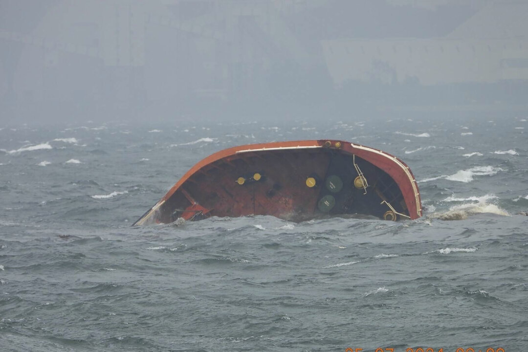 Tàu chở dầu gắn cờ Philippines Terra Nova chìm ở Vịnh Manila, Philippines, hôm 25/07/2024. (Ảnh: Tuần duyên Philippines qua AP)