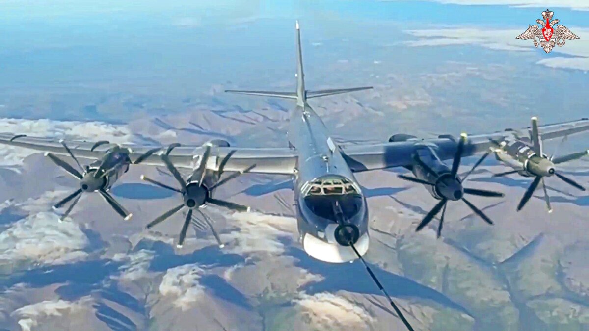Một oanh tạc cơ chiến lược Tu-95 của không quân Nga được tiếp nhiên liệu trên không trong cuộc tuần tra chung giữa Nga và Trung Quốc trong một bức ảnh chụp từ video công bố hôm 25/07/2024. (Ảnh: Dịch vụ báo chí của Bộ Quốc phòng Nga qua AP)