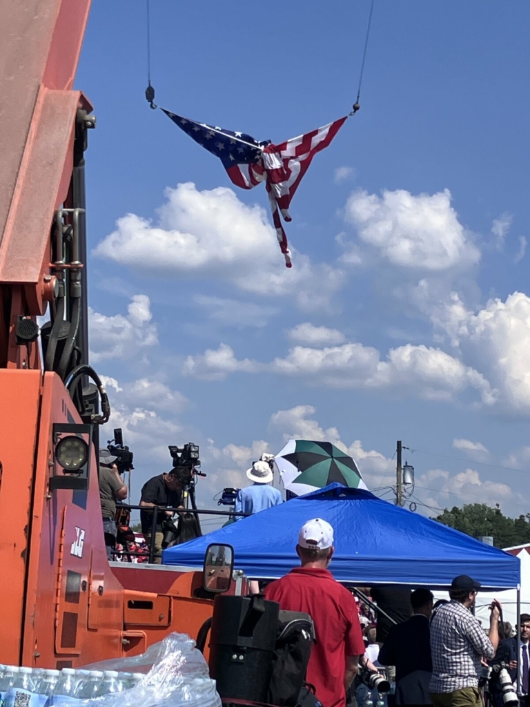 Một lá cờ Mỹ bị xoắn theo hình dạng mà một số người cho là thiên thần, khoảng hai giờ trước vụ ám sát cựu Tổng thống Donald Trump ở Butler, Pennsylvania, hôm 13/07/2024. (Ảnh: Janice Hisle/The Epoch Times)