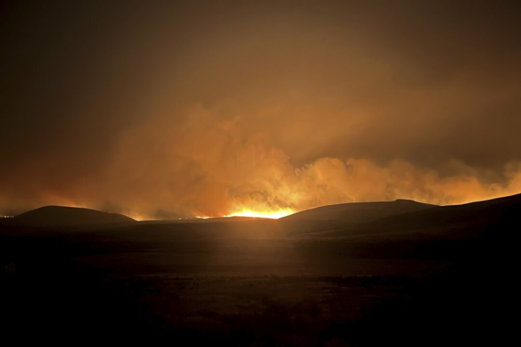 Bức ảnh do Sở Giao thông Vận tải Oregon cung cấp cho thấy đám cháy Durkee rực sáng một khoảng trời ở phía đông tiểu bang Oregon, vào thứ Hai, ngày 22/07/2024. (Ảnh: Sở Giao thông Vận tải Oregon qua AP)