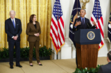(Từ trái qua phải) Tổng thống Joe Biden và Phó Tổng thống Kamala Harris lắng nghe khi cựu Tổng thống Barack Obama phát biểu trong một sự kiện đánh dấu việc thông qua Đạo luật Chăm sóc Giá cả phải chăng năm 2010 tại Phòng phía Đông của Tòa Bạch Ốc ở Hoa Thịnh Đốn, vào ngày 05/04/2022. (Ảnh: Chip Somodevilla/Getty Images)