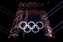 Một màn trình diễn ánh sáng xuất hiện khi các Vòng tròn Olympic trên Tháp Eiffel được thắp sáng trong lễ khai mạc Thế vận hội Paris 2024 tại Place du Trocadero ở Paris, Pháp, hôm 26/07/2024. (Ảnh: Hector Vivas/Getty Images)