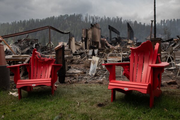 Những chiếc ghế bị nung chảy được đặt ở bên ngoài Nhà nghỉ bị thiêu rụi Maligne sau khi các đám cháy rừng lan đến Jasper, hôm 26/07/2024. (Ảnh: The Canadian Press/Amber Bracken)