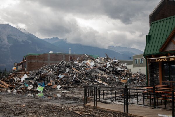Các công trình bị phá hủy ở trung tâm thành phố Jasper hôm 26/07/2024. (Ảnh: The Canadian Press/Amber Bracken)