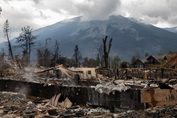 Một khu dân cư bị tàn phá ở Jasper hôm 26/07/2024. (Ảnh: The Canadian Press/Amber Bracken)