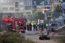Các viên chức Israel ứng phó sau khi hỏa tiễn được phóng qua biên giới Lebanon mà Israel cho biết đã khiến 11 người thiệt mạng ở Majdal Shams, Cao nguyên Golan, Israel, hôm 27/07/2024. (Ảnh: Gil Eliyahu/Reuters)