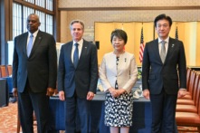 Ngoại trưởng Hoa Kỳ Antony Blinken (thứ 2 từ bên trái) và Bộ trưởng Quốc phòng Hoa Kỳ Lloyd Austin (bên trái) chụp hình cùng Ngoại trưởng Nhật Bản Yoko Kamikawa (thứ 2 từ bên phải) và Bộ trưởng Quốc phòng Nhật Bản Minoru Kihara (bên phải) tại buổi khai mạc “Cuộc họp cấp Bộ trưởng Ngoại giao và Quốc phòng (2+2)” tại Nhà khách Iikura ở Tokyo, hôm 28/07/2024. (Ảnh: Kazuhiro Nogi/AFP qua Getty Images)