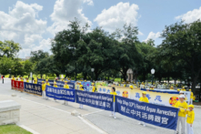 Các học viên Pháp Luân Công tổ chức mít tinh bên ngoài Tòa nhà Quốc hội tiểu bang Texas ở Austin, hôm 20/07/2024. (Ảnh: Wu Xianglian/The Epoch Times)