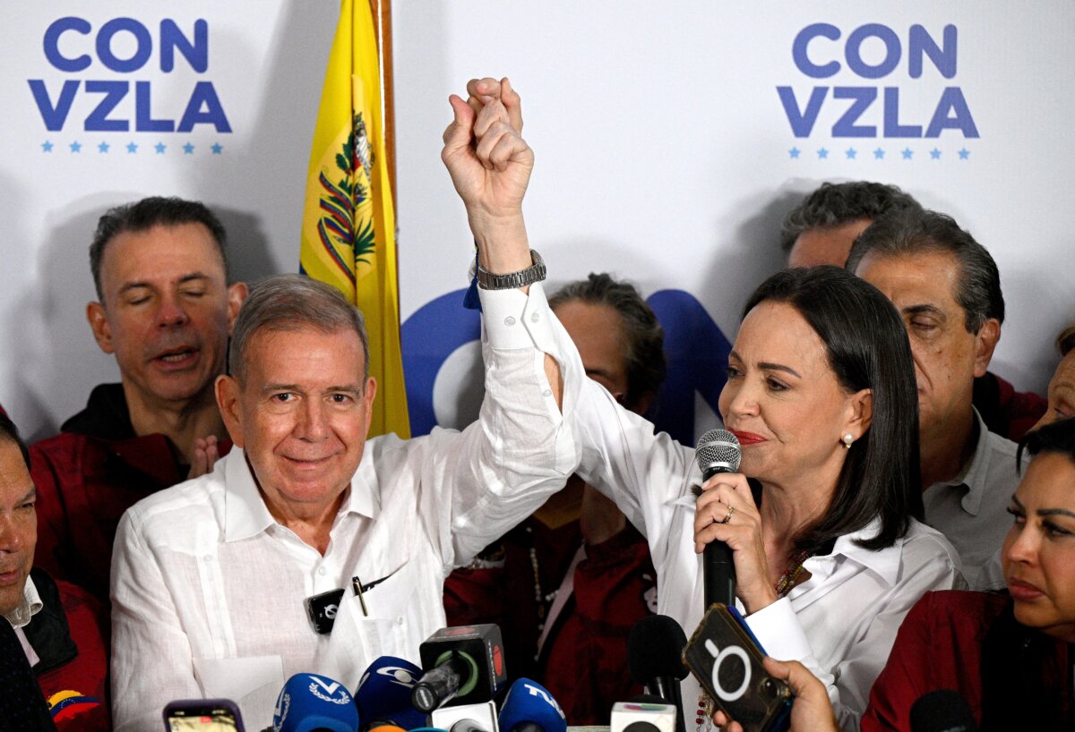 Lãnh đạo phe đối lập Venezuela Maria Corina Machado (phải) nói với giới truyền thông, cùng với ứng cử viên tổng thống phe đối lập Edmundo Gonzalez Urrutia, sau kết quả bầu cử tổng thống tại Caracas trong ngày 29/07/2024. (Ảnh: Federico Parra/AFP qua Getty Images)