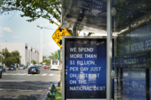 Đồng hồ nợ quốc gia được nhìn thấy tại một trạm xe buýt ở Hoa Thịnh Đốn vào ngày 31/07/2023. (Ảnh: Madalina Vasiliu/The Epoch Times)