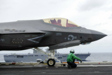 Chiến đấu cơ tàng hình F-35C của Hải quân Hoa Kỳ và phi hành đoàn chuẩn bị cất cánh cho một cuộc trình diễn bay trong cuộc tập trận hải quân chung Annualex 23, từ hàng không mẫu hạm USS Carl Vinson ngoài khơi bờ biển Nhật Bản, vào ngày 11/11/2023. (Ảnh: Mari Yamaguchi/AP Photo)