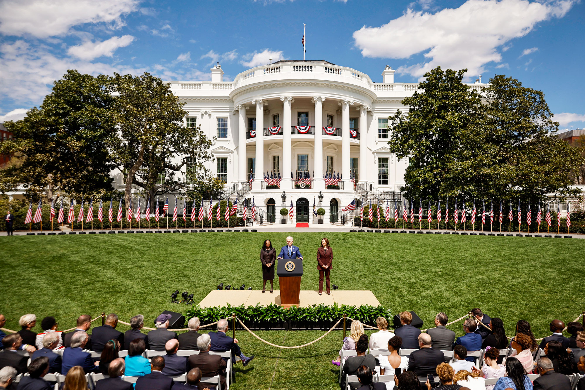 Tổng thống Joe Biden và Phó Tổng thống Kamala Harris (bên phải) tham dự một sự kiện tại Bãi cỏ phía Nam của Tòa Bạch Ốc vào ngày 08/04/2022. Cả hai nhà lãnh đạo này đều ủng hộ cải tổ Tối cao Pháp viện, cho thấy Đảng Dân Chủ có ý định tập trung vào vấn đề này trước cuộc bầu cử tổng thống năm 2024. (Ảnh: Chip Somodevilla/Getty Images)