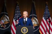 Tổng thống Joe Biden trình bày trước những người tham dự trong lễ kỷ niệm 60 năm Đạo luật Dân quyền tại Thư viện Tổng thống Lyndon Baines Johnson ở Austin, Texas, hôm 29/07/2024. (Ảnh: Brandon Bell/Getty Images)