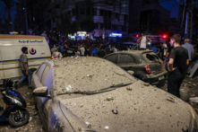 Các mảnh vỡ phủ kín xe cộ sau một cuộc không kích của quân đội Israel vào vùng ngoại ô phía nam Beirut hôm 30/07/2024. (Ảnh: Anwar Amro/AFP qua Getty Images)