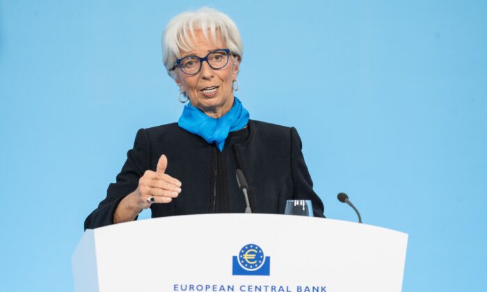 Bà Christine Lagarde, người đứng đầu Ngân hàng Trung ương Âu Châu, nói tại một cuộc họp báo ở Frankfurt, Đức, vào ngày 28/10/2021. (Ảnh: Thomas Lohnes/Getty Images)