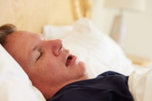 Ngưng thở khi ngủ thường gặp ở người thừa cân và cao huyết áp. (Ảnh: Monkey Business Images/Shutterstock)