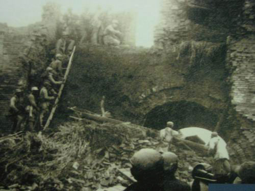 Trong trận Thượng Đảng vào tháng 09/1945, quân của Diêm Tích Sơn đang tiếp nhận sự đầu hàng của quân Nhật ở Trường Trị, thì quân đội ĐCSTQ nhân cơ hội tấn công, 10 sư đoàn của Diêm Tích Sơn bị tiêu diệt, Trường Trị bị ĐCSTQ chiếm giữ. (Ảnh: Tài sản công)