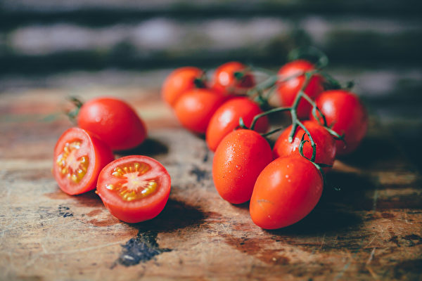 Những quả cà chua tròn đầy và căng mọng. (Ảnh: Shutterstock)