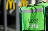 Uber Eats chiếm 26% trên thị trường ứng dụng giao đồ ăn của California vào năm 2021, xếp sau 56% của DoorDash nhưng cao hơn 18% của Grubhub. (Ảnh: Eva Plevier/Reuters)