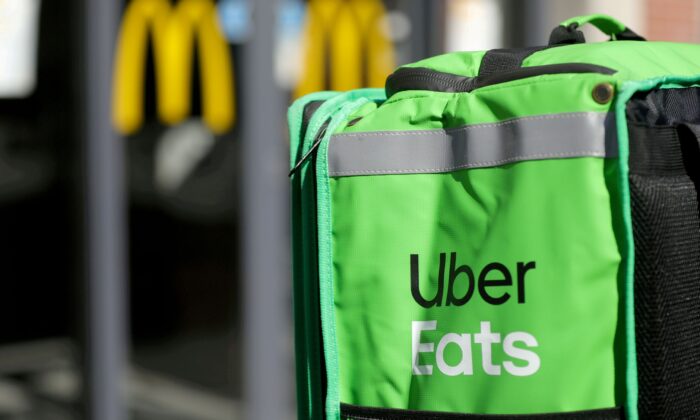 Uber Eats chiếm 26% trên thị trường ứng dụng giao đồ ăn của California vào năm 2021, xếp sau 56% của DoorDash nhưng cao hơn 18% của Grubhub. (Ảnh: Eva Plevier/Reuters)