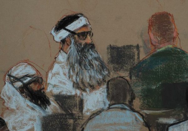 Hình ảnh một phòng xử án cho thấy Khalid Sheikh Mohammed (ở giữa) và đồng bị cáo Walid Bin Attash (bên trái) tham dự phiên tòa sơ thẩm tại Vịnh Guantanamo, Cuba, vào ngày 08/12/2008. (Ảnh: Phác thảo của Janet Hamlin-Pool/Getty Images)