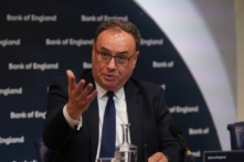 Ông Andrew Bailey, thống đốc Bank of England, trong Cuộc họp báo về Báo cáo Chính sách Tiền tệ của ngân hàng trung ương Anh, tại Bank of England, London, hôm 02/02/2023. (Ảnh: Yui Mok/PA Media)