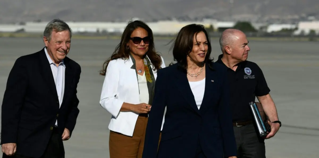 Phó Tổng thống Kamala Harris được Bộ trưởng An ninh Nội địa Alejandro Mayorkas (phải), Thượng nghị sỹ Dick Durbin (Dân Chủ-Illinois) (trái), và Dân biểu Veronica Escobar (Dân Chủ-Texas) (thứ 2 từ bên trái) chào đón khi đến Phi trường Quốc tế El Paso ở Texas vào ngày 25/06/2021. (Ảnh: Patrick T. Fallon/AFP qua Getty Images)