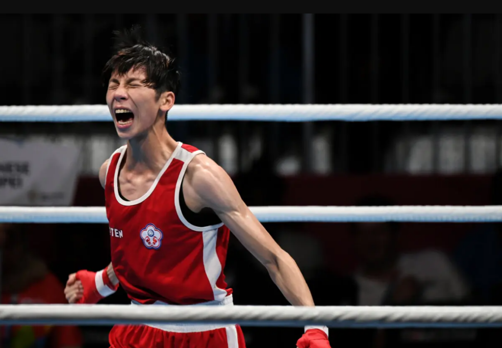 Võ sĩ Lin Yu Ting của Đài Loan hét lên với võ sĩ Nazym Kyazaibay của Kazakhstan trong trận đấu tứ kết quyền anh nữ tại Đại hội thể thao châu Á năm 2018 ở Jakarta vào ngày 29/08/2018. (Ảnh: Bay Ismoyo/AFP qua Getty Images)