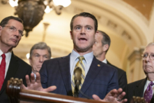 Thượng nghị sỹ Todd Young (Cộng Hòa-Indiana), người giới thiệu Đạo luật Thẩm phán năm 2024, nói trước các phóng viên tại Hoa Thịnh Đốn, vào ngày 10/03/2020. (Ảnh: Samuel Corum/Getty Images)