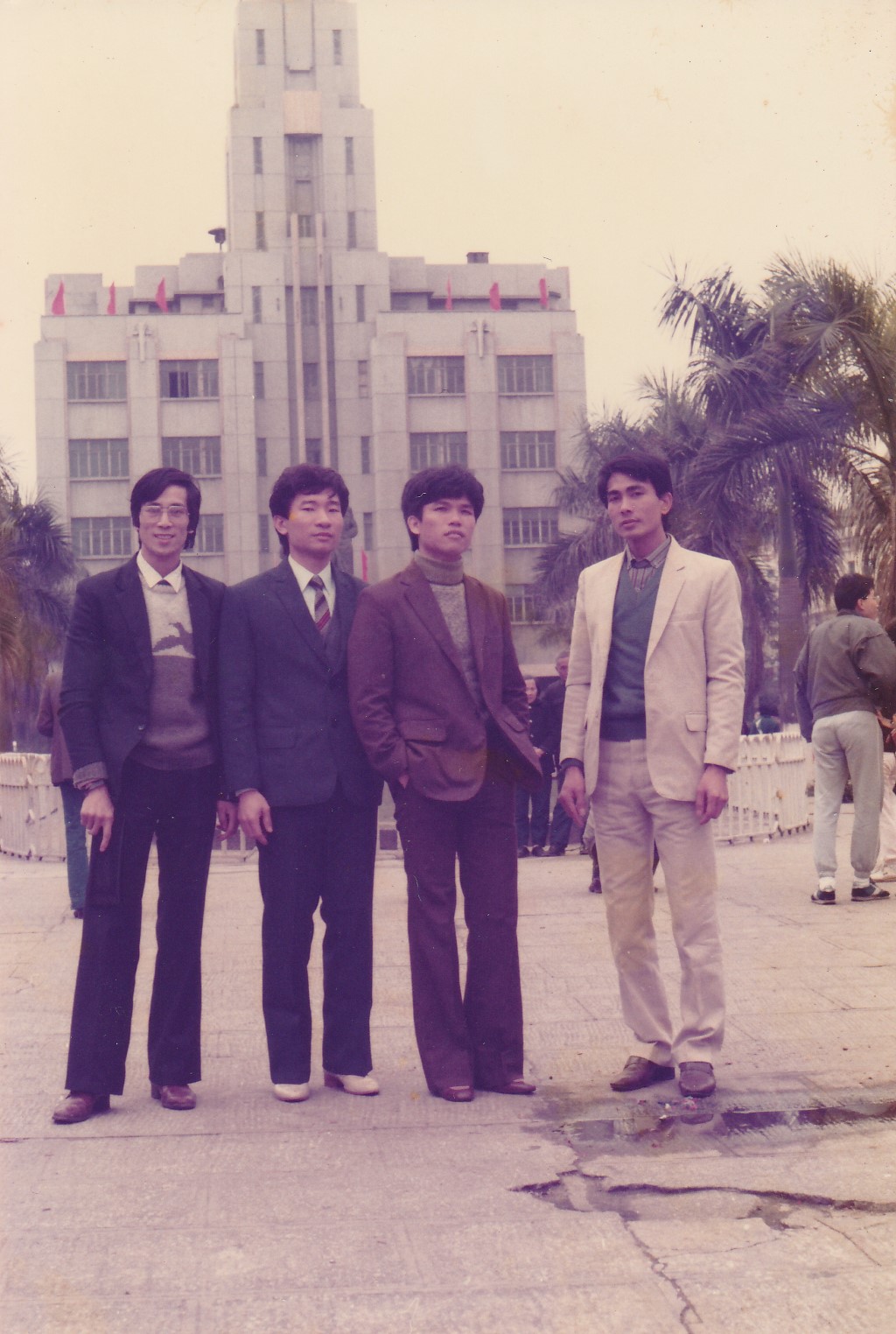 Ông Lư Bính (ngoài cùng bên trái) cùng những người bạn lần đầu “leo lên xe lửa,” chụp ảnh tại Quảng Châu vào dịp Tết Nguyên đán năm 1985. (Ảnh do ông Lư Bính cung cấp)