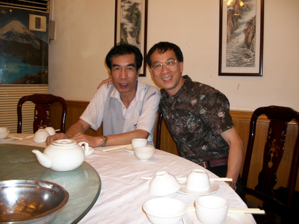 Ông Lư Bính (bên phải) cùng người bạn trong lần “leo lên xe lửa” thứ hai. Ảnh chụp cách đây 10 năm. Hiện người bạn này đã qua đời. (Ảnh: ông Lư Bính cung cấp)