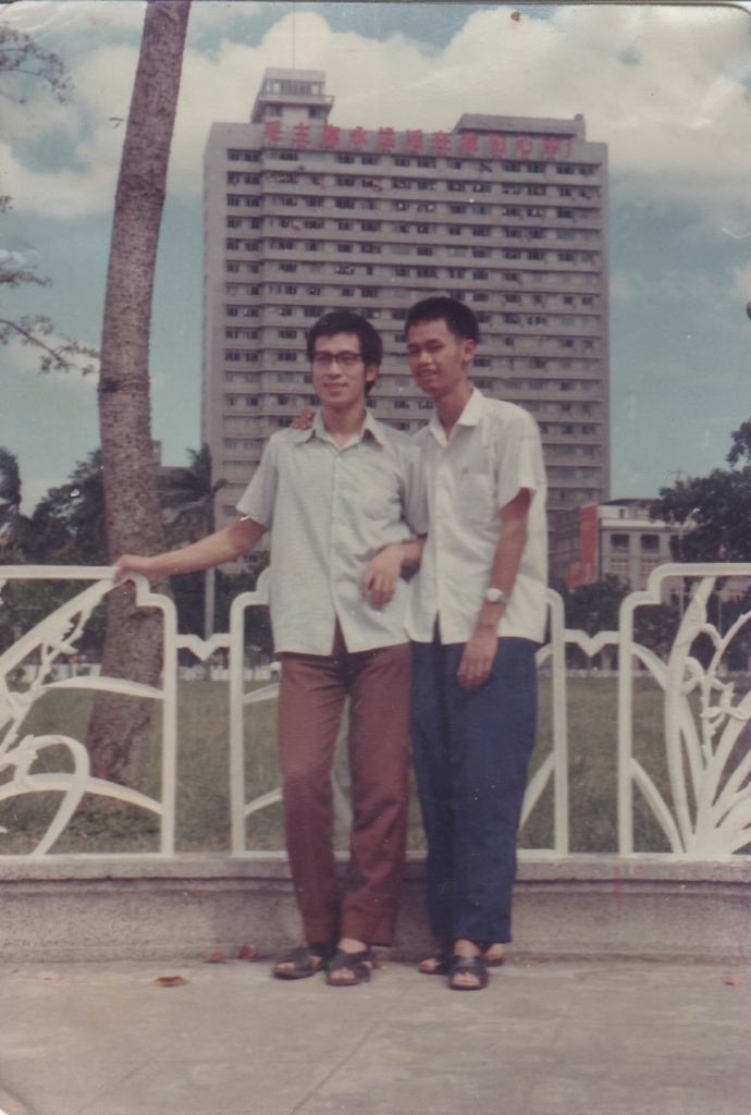 Ảnh chụp ông Lư Bính (bên trái) tại Quảng Châu vào năm 1979. Sau khi bị trục xuất từ Hồng Kông, ông bị giam giữ tại trại giam Thanh Viễn khoảng hơn ba tháng. Lúc này, do bị cạo đầu, tóc của ông vẫn chưa hoàn toàn mọc lại. (Ảnh: ông Lư Bính cung cấp)