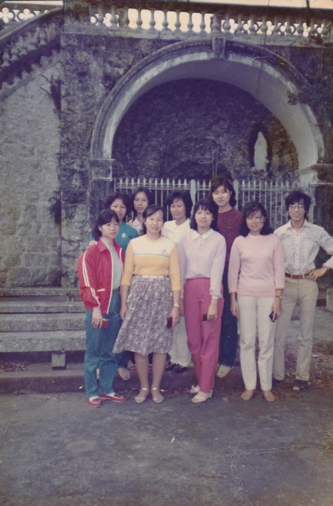 Đồng nghiệp của ông Lư Bính, hầu hết là các nữ công nhân vượt biên sang Macau. (Ảnh do ông Lư Bính cung cấp)